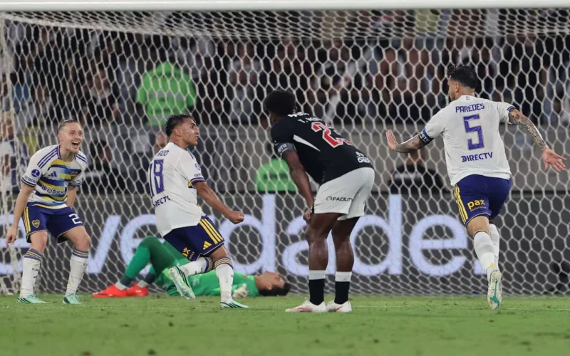 Jugadores de Boca celebran una jugada de gol ante Vasco da Gama durante el partido en el Maracaná.