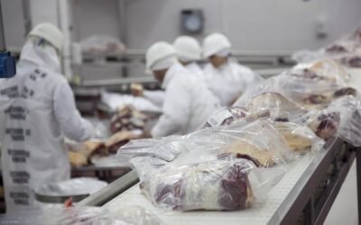Imagen de archivo de trabajadores procesando carne en una planta agroindustrial.