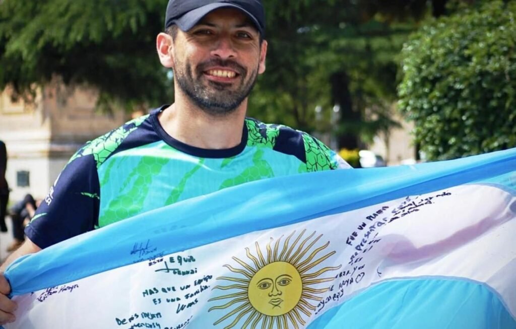 Imagen contextual de un corredor sosteniendo una bandera argentina.