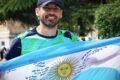 Imagen contextual de un corredor sosteniendo una bandera argentina.