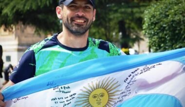 Imagen contextual de un corredor sosteniendo una bandera argentina.