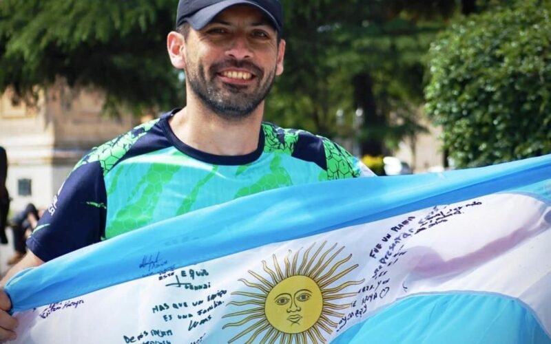 Imagen contextual de un corredor sosteniendo una bandera argentina.