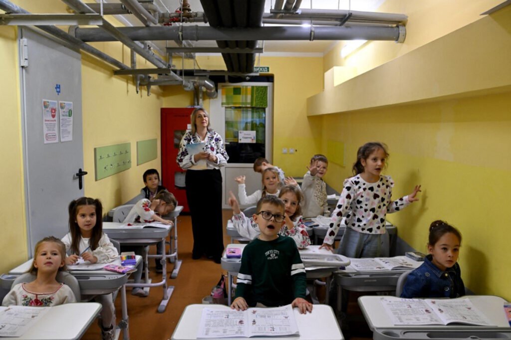 Alumnos y una docente en un aula de la escuela UMKA.