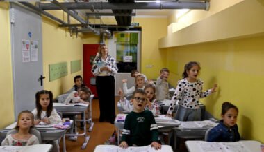 Alumnos y una docente en un aula de la escuela UMKA.