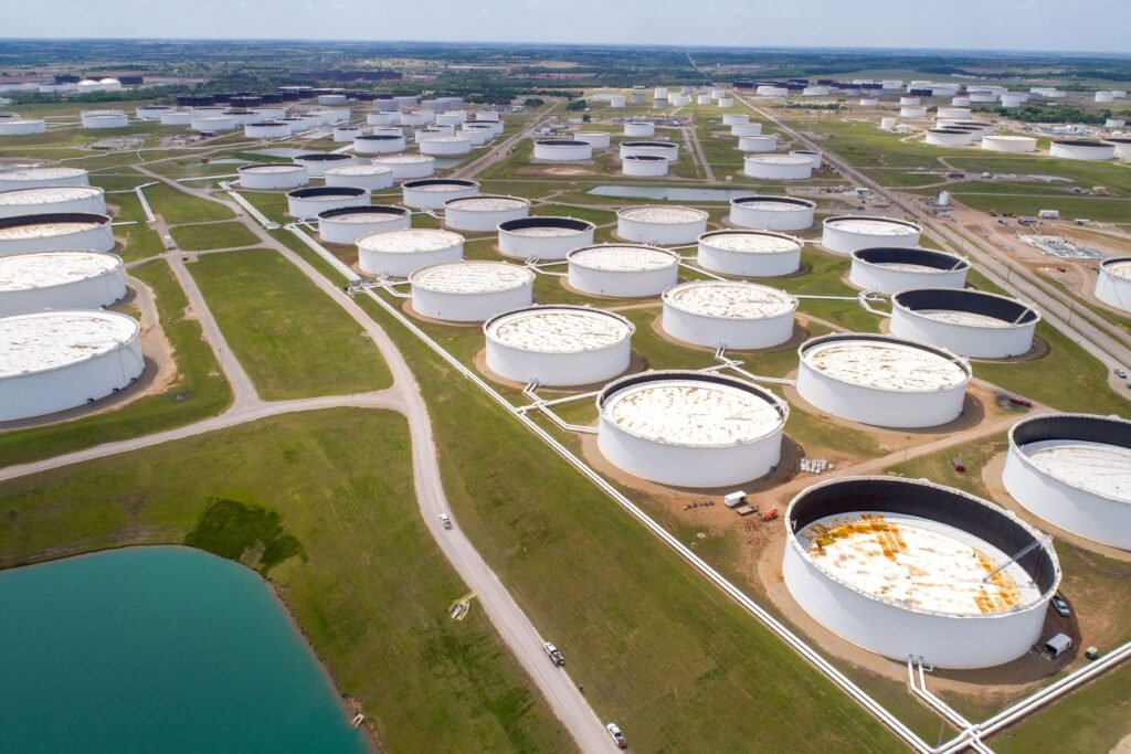 Imagen contextual de tanques de almacenamiento de petróleo.