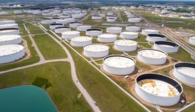 Imagen contextual de tanques de almacenamiento de petróleo.