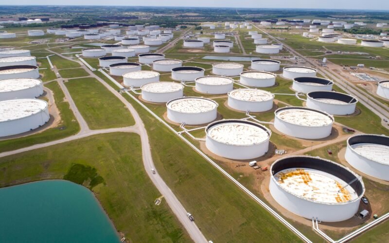 Imagen contextual de tanques de almacenamiento de petróleo.