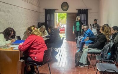 Personal brinda atención y asesoramiento a personas durante la jornada en San Francisco del Monte de Oro.