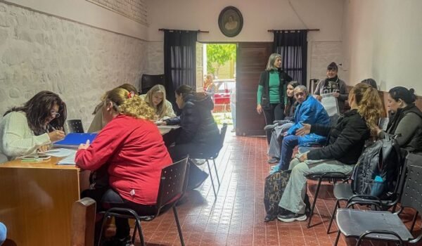 Personal brinda atención y asesoramiento a personas durante la jornada en San Francisco del Monte de Oro.
