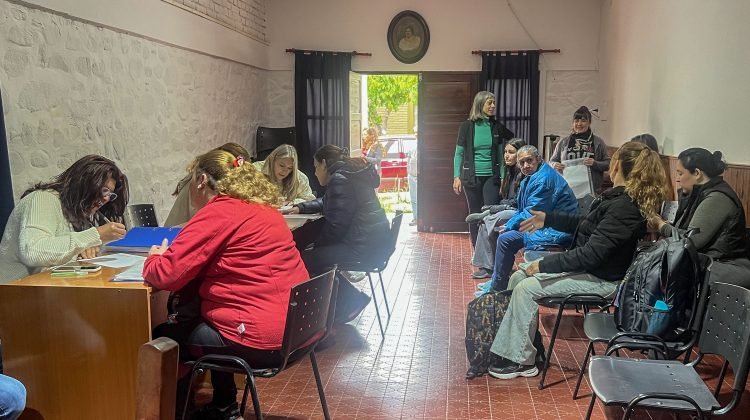 Personal brinda atención y asesoramiento a personas durante la jornada en San Francisco del Monte de Oro.