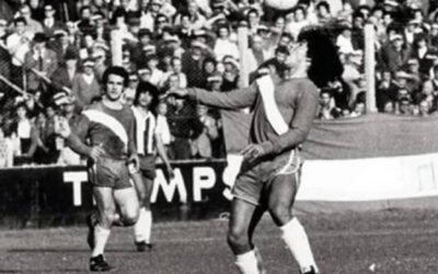 Imagen de archivo de Diego Maradona durante un partido de fútbol.