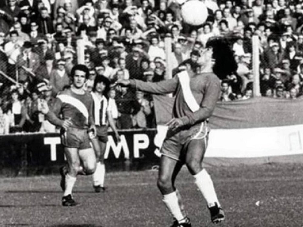 Imagen de archivo de Diego Maradona durante un partido de fútbol.