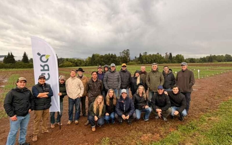 Productores posan en un campo de ensayos de cebada durante la visita.
