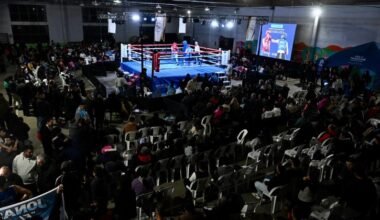 Vista del ring y el público durante la fecha del campeonato provincial de boxeo amateur en El Trapiche.