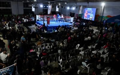 Vista del ring y el público durante la fecha del campeonato provincial de boxeo amateur en El Trapiche.