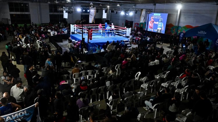 Vista del ring y el público durante la fecha del campeonato provincial de boxeo amateur en El Trapiche.