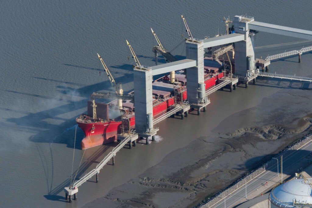 Imagen contextual de un buque junto a una terminal de carga, vinculada a las exportaciones agroindustriales.