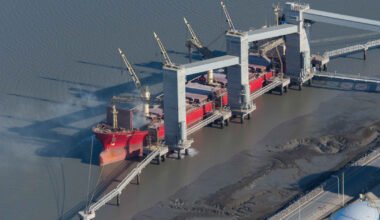Imagen contextual de un buque junto a una terminal de carga, vinculada a las exportaciones agroindustriales.