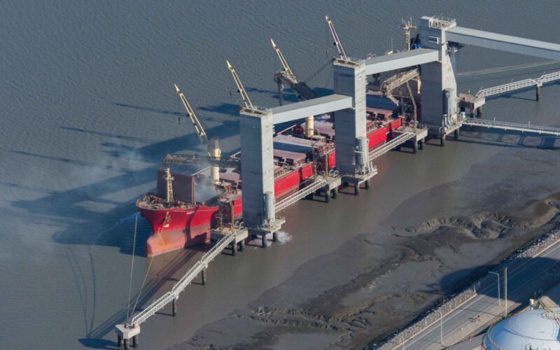Imagen contextual de un buque junto a una terminal de carga, vinculada a las exportaciones agroindustriales.