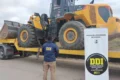 Una pala cargadora LiuGong sobre un camión de traslado, junto a personal y señalética de la Policía de San Luis.