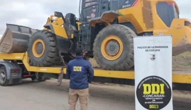 Una pala cargadora LiuGong sobre un camión de traslado, junto a personal y señalética de la Policía de San Luis.