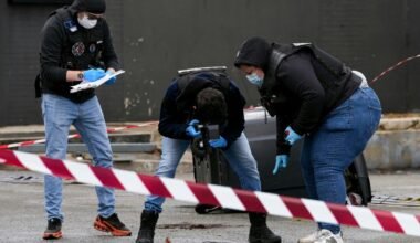 Equipo forense recoge pruebas en la estación de servicio de Trappes donde ocurrió el tiroteo.