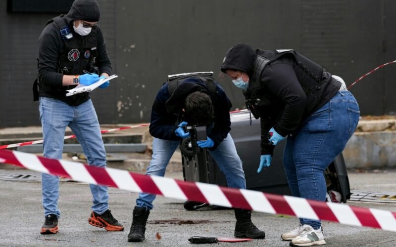 Equipo forense recoge pruebas en la estación de servicio de Trappes donde ocurrió el tiroteo.
