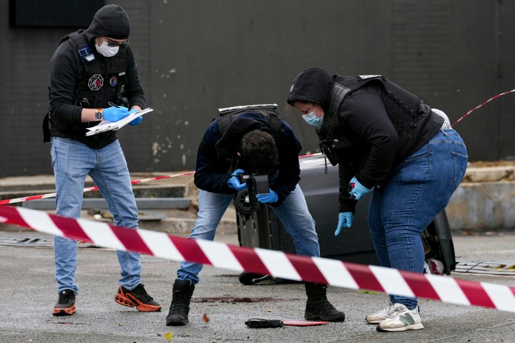 Equipo forense recoge pruebas en la estación de servicio de Trappes donde ocurrió el tiroteo.