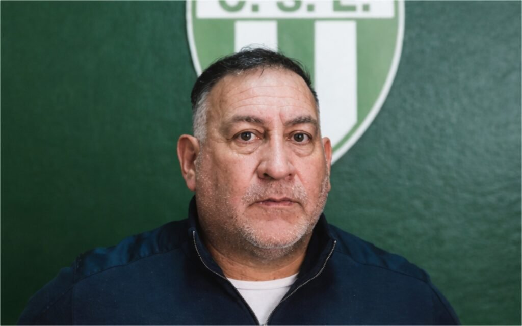 Fotografía de archivo de Gerardo Gómez frente al escudo de Sportivo Estudiantes.