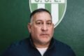 Fotografía de archivo de Gerardo Gómez frente al escudo de Sportivo Estudiantes.