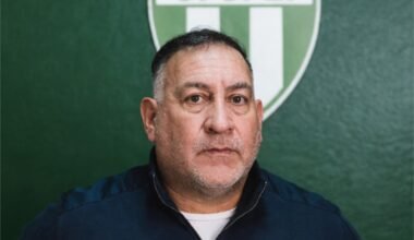 Fotografía de archivo de Gerardo Gómez frente al escudo de Sportivo Estudiantes.
