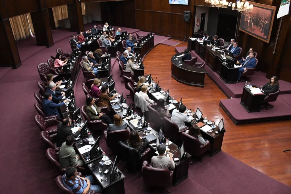 Sesión de la Cámara de Diputados de San Luis durante el debate de la reforma judicial.