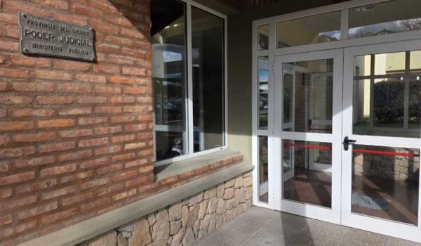 Imagen contextual de la entrada de una sede del Poder Judicial de Chubut.