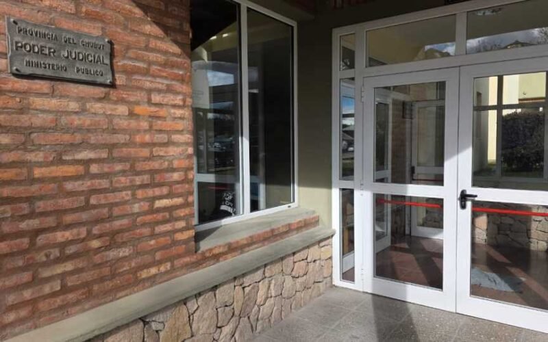 Imagen contextual de la entrada de una sede del Poder Judicial de Chubut.