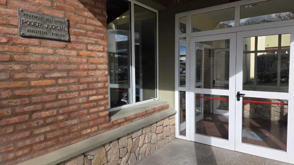 Imagen contextual de la entrada de una sede del Poder Judicial de Chubut.