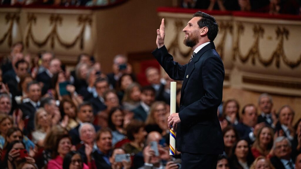 Lionel Messi saluda durante la ceremonia de entrega del Premio Princesa de Asturias de los Deportes 2026.