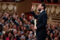 Lionel Messi saluda durante la ceremonia de entrega del Premio Princesa de Asturias de los Deportes 2026.