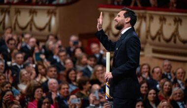 Lionel Messi saluda durante la ceremonia de entrega del Premio Princesa de Asturias de los Deportes 2026.