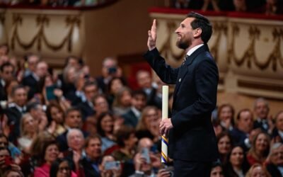 Lionel Messi saluda durante la ceremonia de entrega del Premio Princesa de Asturias de los Deportes 2026.