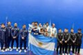 La delegación argentina posa con su bandera en el podio del Mundial de Pelota Vasca de Buenos Aires.