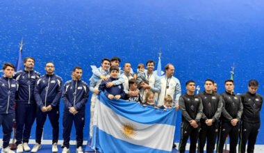 La delegación argentina posa con su bandera en el podio del Mundial de Pelota Vasca de Buenos Aires.