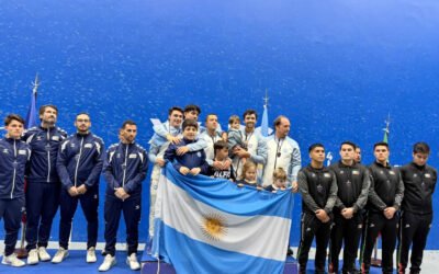 La delegación argentina posa con su bandera en el podio del Mundial de Pelota Vasca de Buenos Aires.