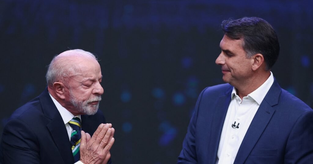 Imagen de archivo de Lula da Silva junto a Flávio Bolsonaro.