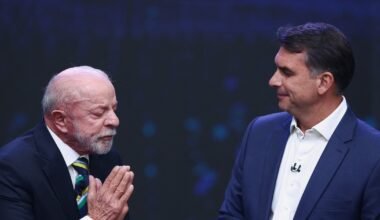 Imagen de archivo de Lula da Silva junto a Flávio Bolsonaro.