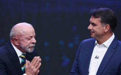 Imagen de archivo de Lula da Silva junto a Flávio Bolsonaro.