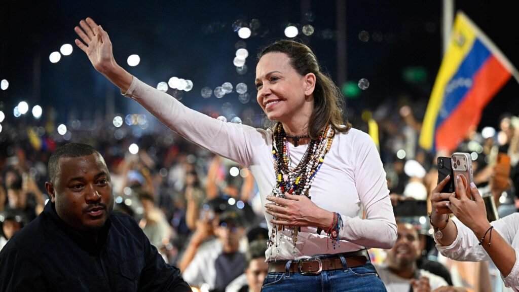 María Corina Machado saluda a una multitud durante su regreso a Venezuela.