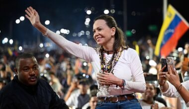 María Corina Machado saluda a una multitud durante su regreso a Venezuela.