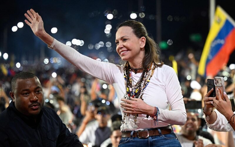 María Corina Machado saluda a una multitud durante su regreso a Venezuela.