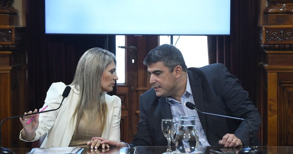 Imagen contextual de una reunión en una sala institucional.