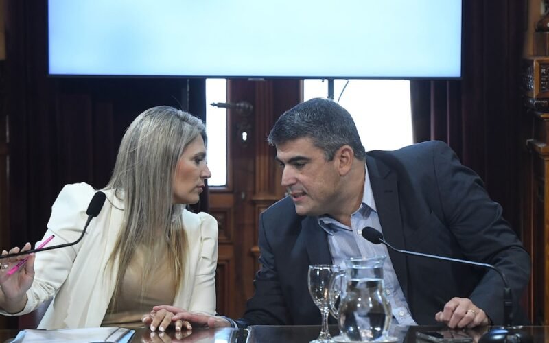 Imagen contextual de una reunión en una sala institucional.
